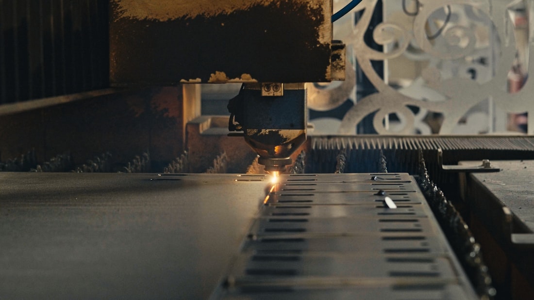 CNC lazer tezgâhında sac levhanın kesilmesi