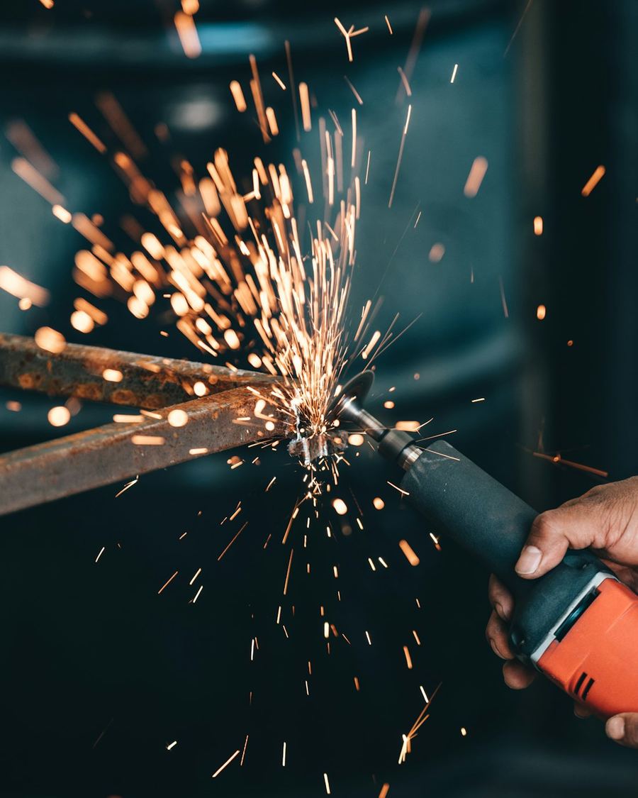 Avuç taşlama makinesiyle metal parça işlenmesi