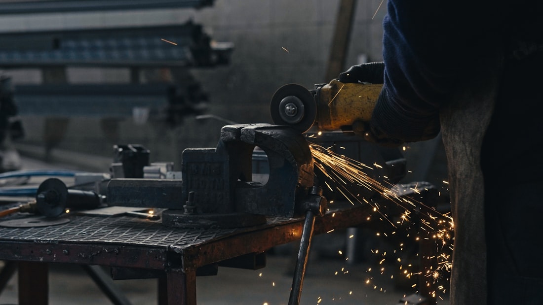 Metal yüzeyin taşlama makinesiyle düzeltilmesi