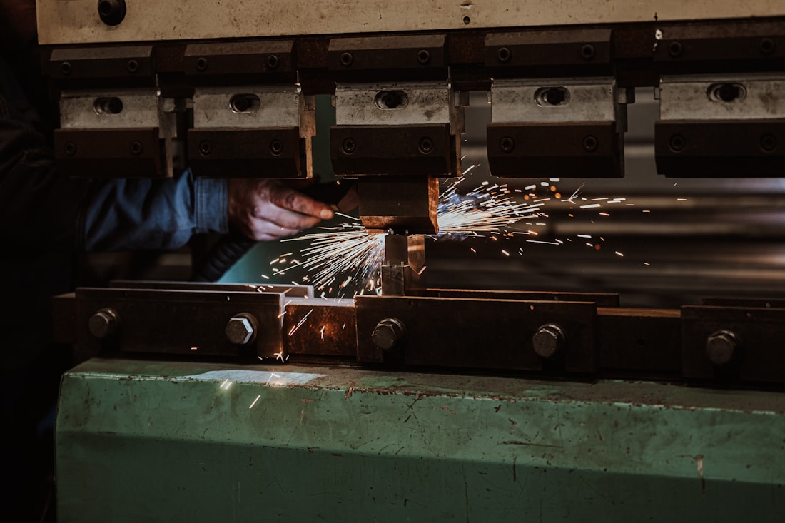 Metal parça üzerinde hassas işlem yapan operatör