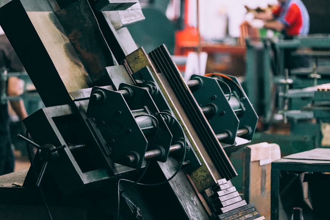 Endüstriyel metal işleme makinesinin yakın görüntüsü