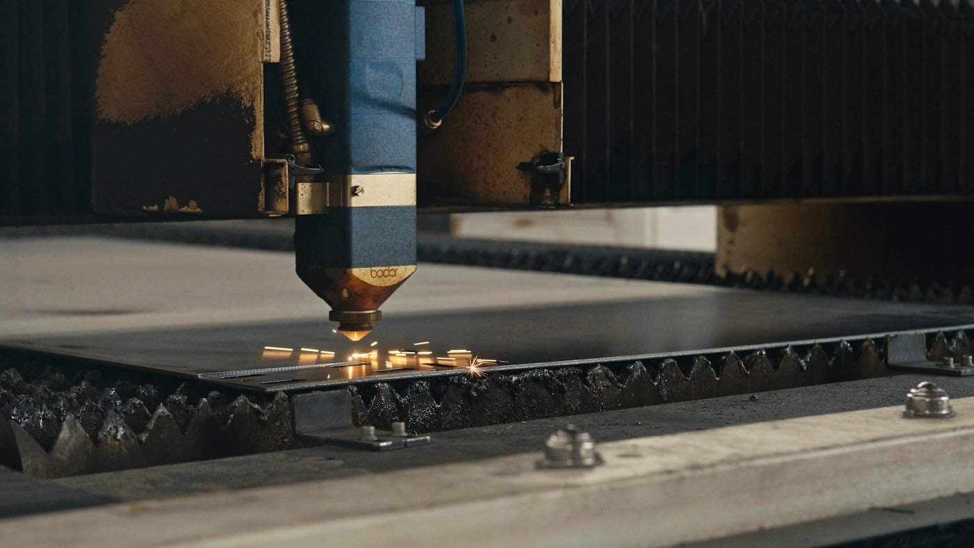 CNC lazer kesim tezgâhında sac levhanın işlenmesi